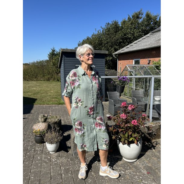 Lys armyfarvet gennem knappet h�r kjole med lommer