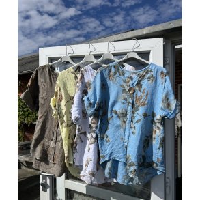 Blomstret h�r overdel med pynte knap