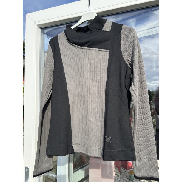 To farvet bluse fra E Avantgarde E