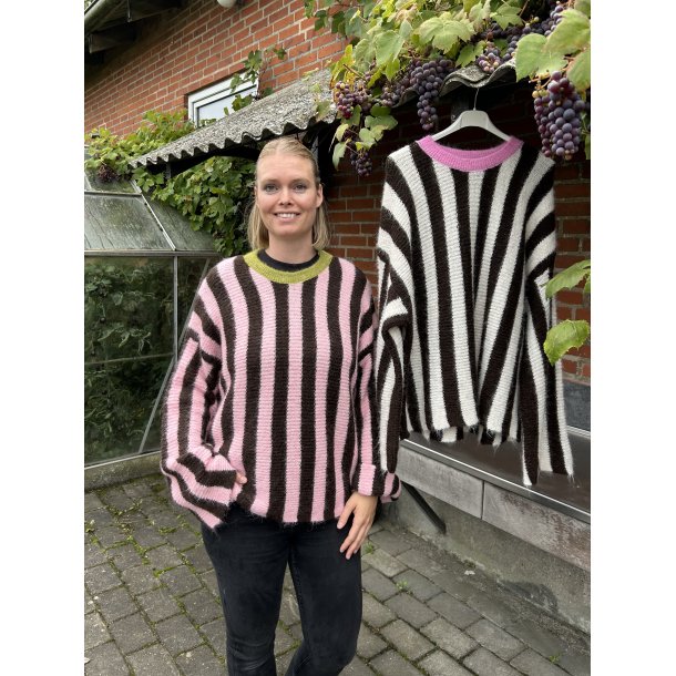 Stribet strik tr�je med gr�n kontrast kant