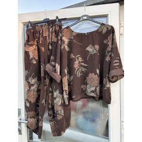 Blomstret bluse og bukser i baby fl�jl 