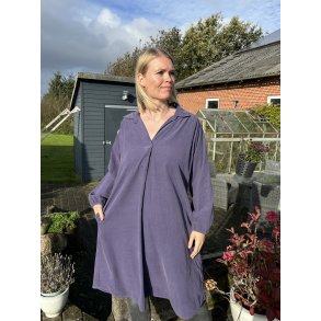 Lilla fl�jls kjole med lommer og V udsk�ring