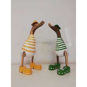 And i bambus med kasket og badesko 