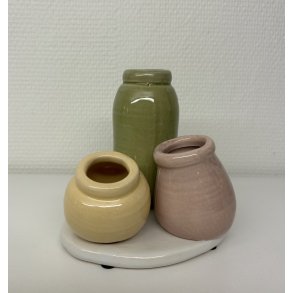 Base med tre vaser i keramik