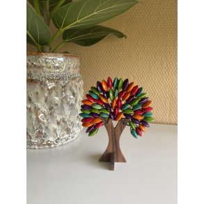 Dekorativt lille tr med farverige perler i tr 