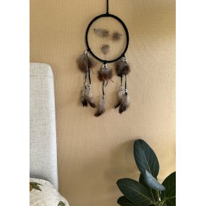 Drmmefanger i brun med fjer 