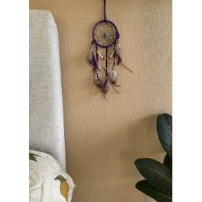 Drmmefanger i lilla med fjer og perler 