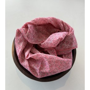 Italiensk trklde i lyserd med sm blomster