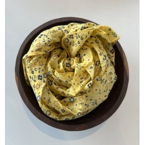 Italiensk trklde i sommergul med blomster 