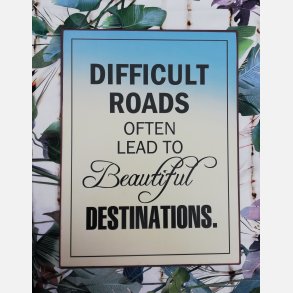 Metal skilt og tekst