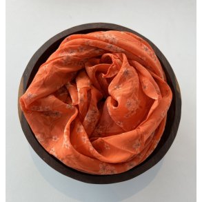 Mrkeorange trklde med fine blomster. 