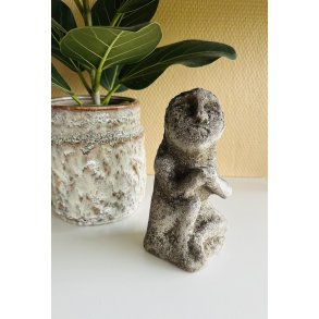 Sten skulptur udskret som menneske 