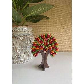 Tr med farvede perler 