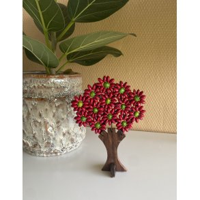 Tr med tr perler i lyserd 